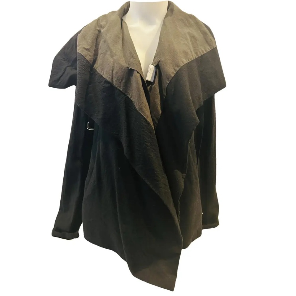 Stunning rick owens woman’s jacket. Made in Italy. Black w/greyish taupe collar.